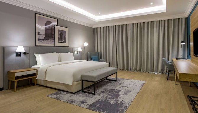 Radisson Hotel Riyadh Airport - Guest room with king bed
