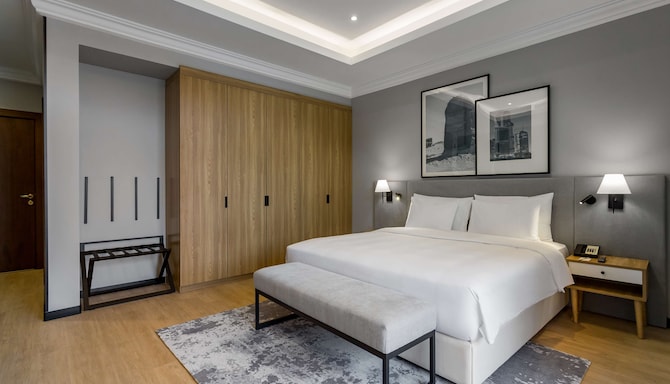 Radisson Hotel Riyadh Airport - Villa bedroom with king bed