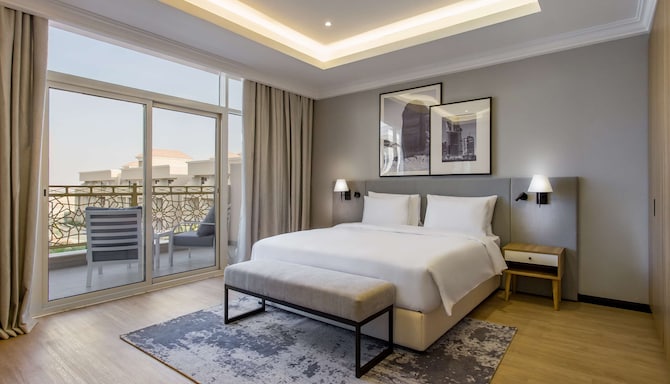 Radisson Hotel Riyadh Airport - Guest room with king bed