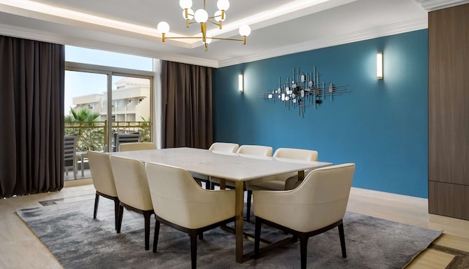 Radisson Hotel Riyadh Airport - Suite dining area