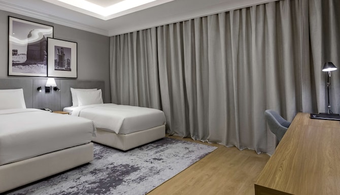 Radisson Hotel Riyadh Airport - Guest room with twin bed