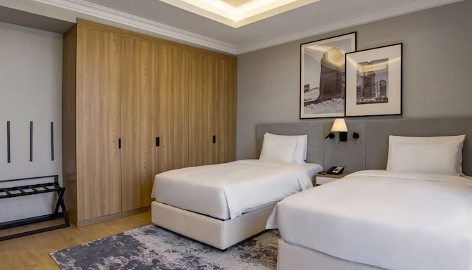 Radisson Hotel Riyadh Airport - Guest room with twin bed