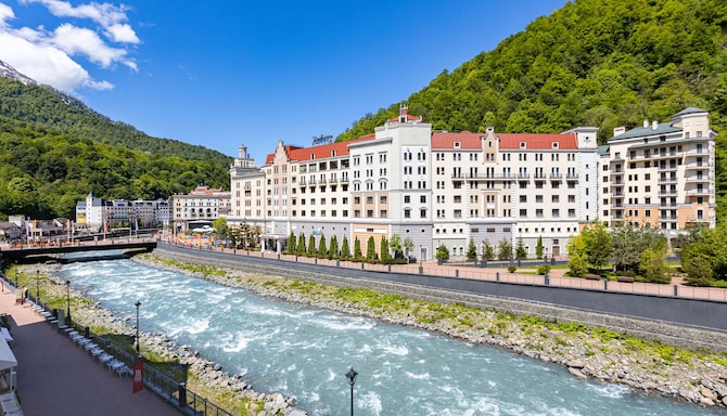 Radisson Hotel, Rosa Khutor - вид снаружи и река