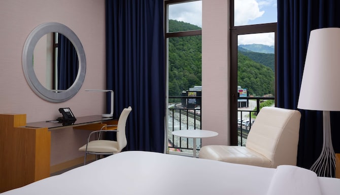 Radisson Hotel Rosa Khutor - Premium room with balcony and river view