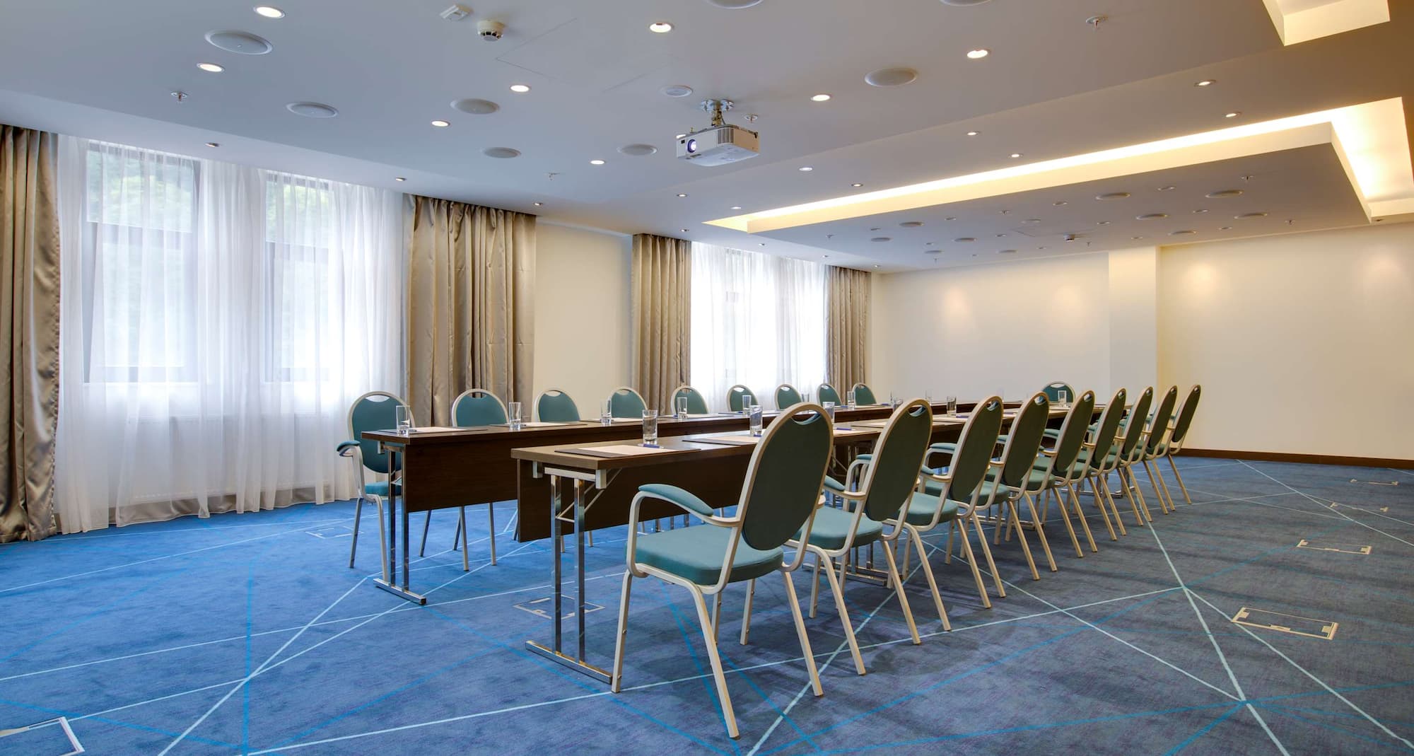 Radisson Hotel, Rosa Khutor - зал для мероприятий с П-образной рассадкой