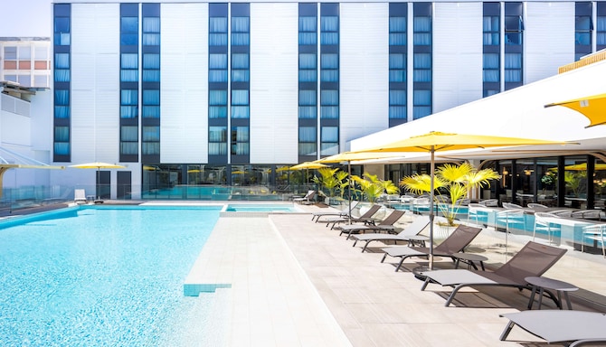 Radisson Hotel Saint Denis - Outdoor pool