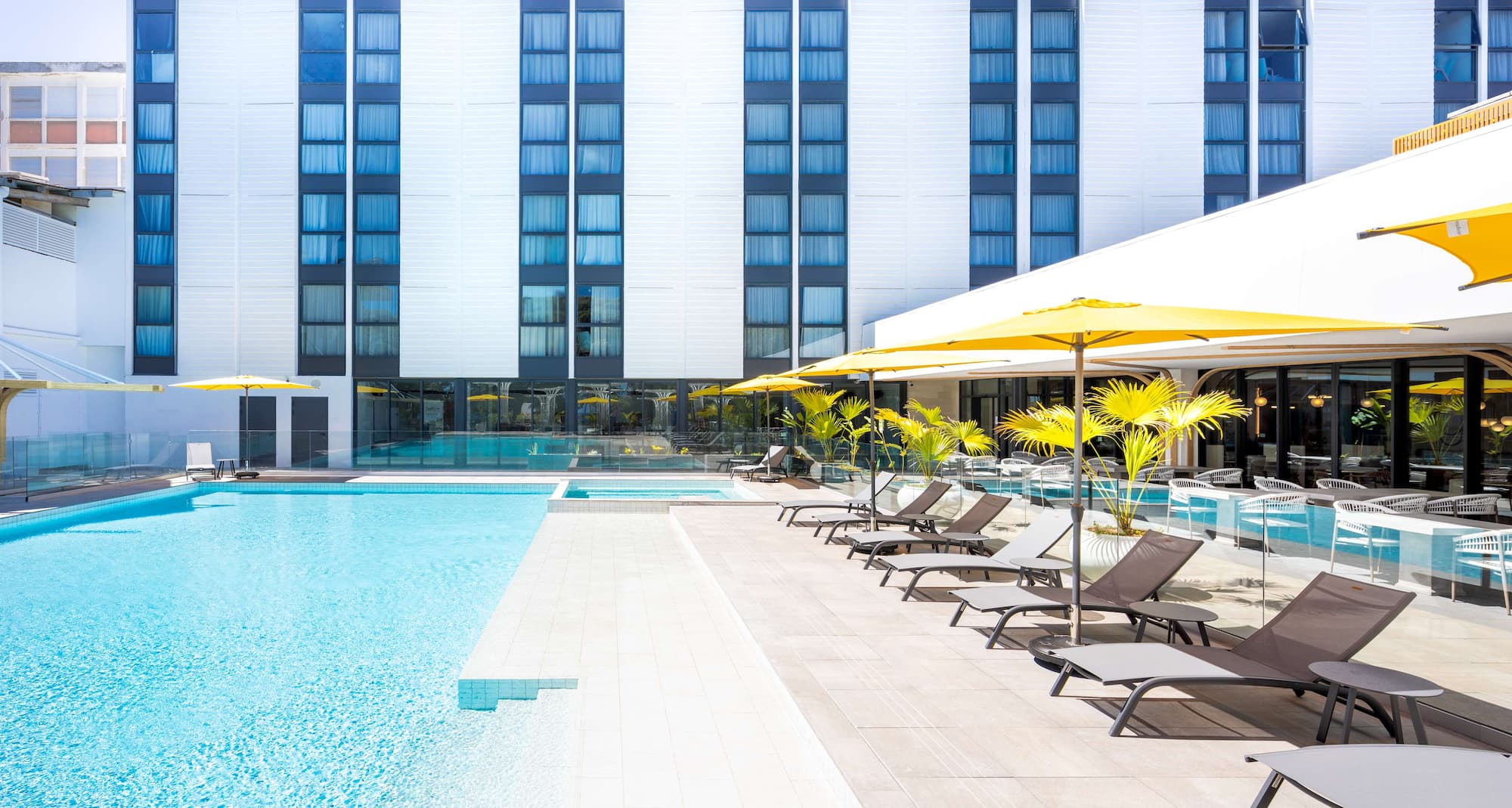 Radisson Hotel Saint Denis - Outdoor pool
