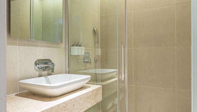 Radisson Hotel Saint Denis - Guest room bathroom