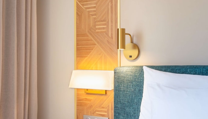 Radisson Hotel Saint Denis - Bedroom details
