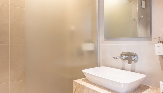 Radisson Hotel Saint Denis - Suite bathroom