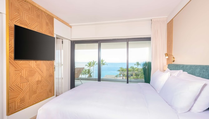 Radisson Hotel Saint Denis - Suite with terrace & panoramic view