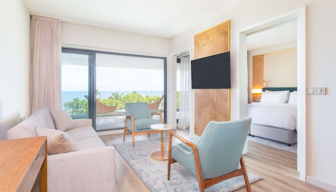 Radisson Hotel Saint Denis - Suite with terrace & panoramic view