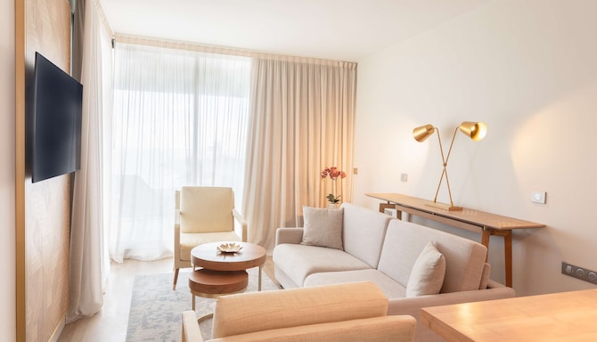 Radisson Hotel Saint Denis - Suite with terrace & panoramic view