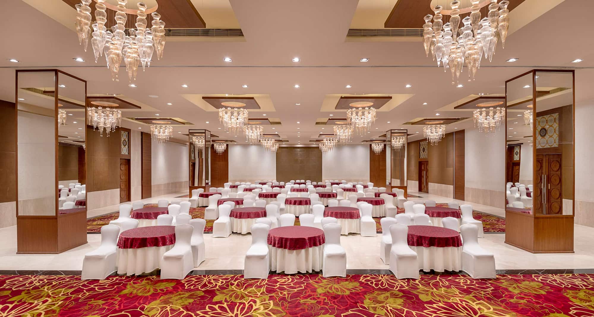 Radisson Hotel Salem - Grand ballroom cabaret set-up