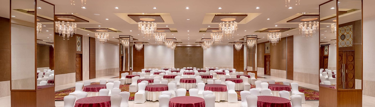 Radisson Hotel Salem - Grand ballroom cabaret set-up