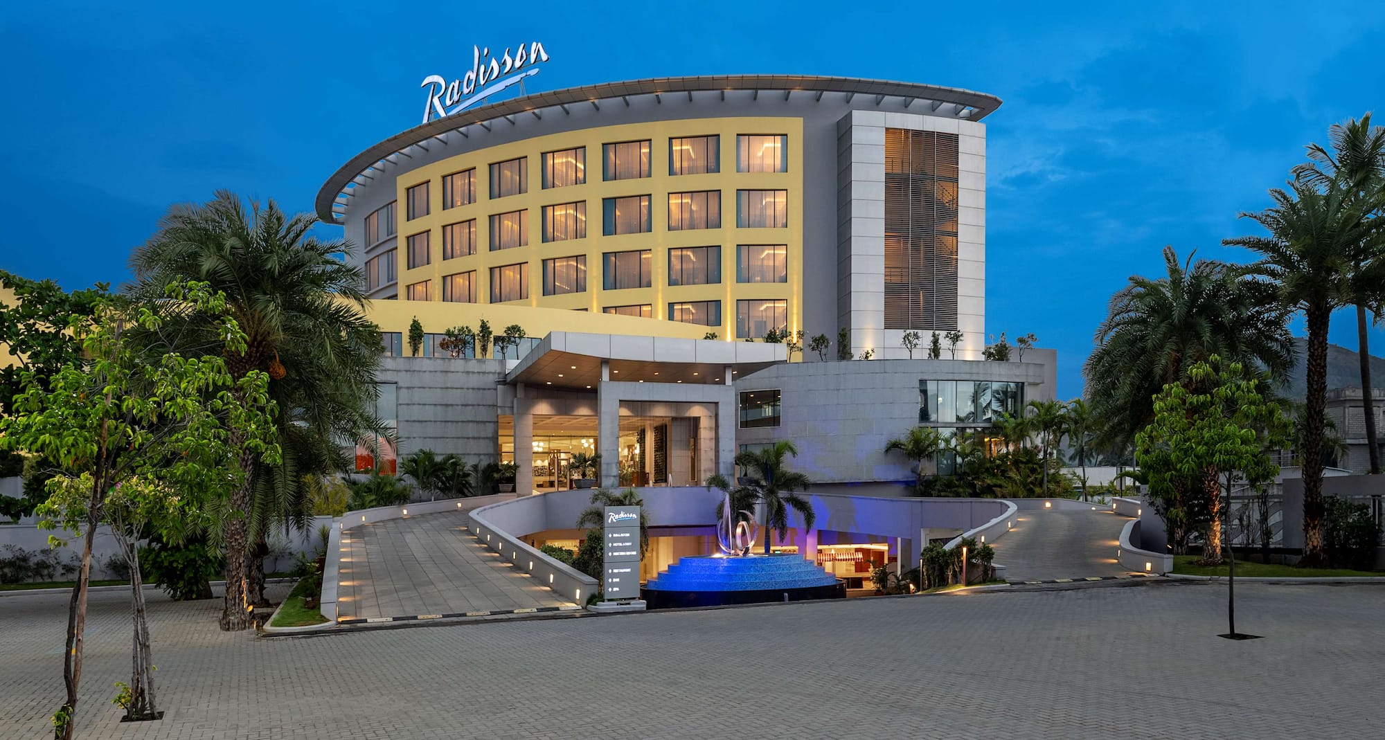 Radisson Hotel Salem - Hotel front