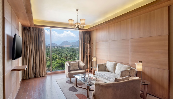 Radisson Hotel Salem - Executive Suite living room