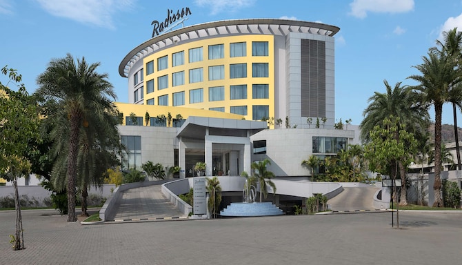 Radisson Hotel Salem - Hotel Front