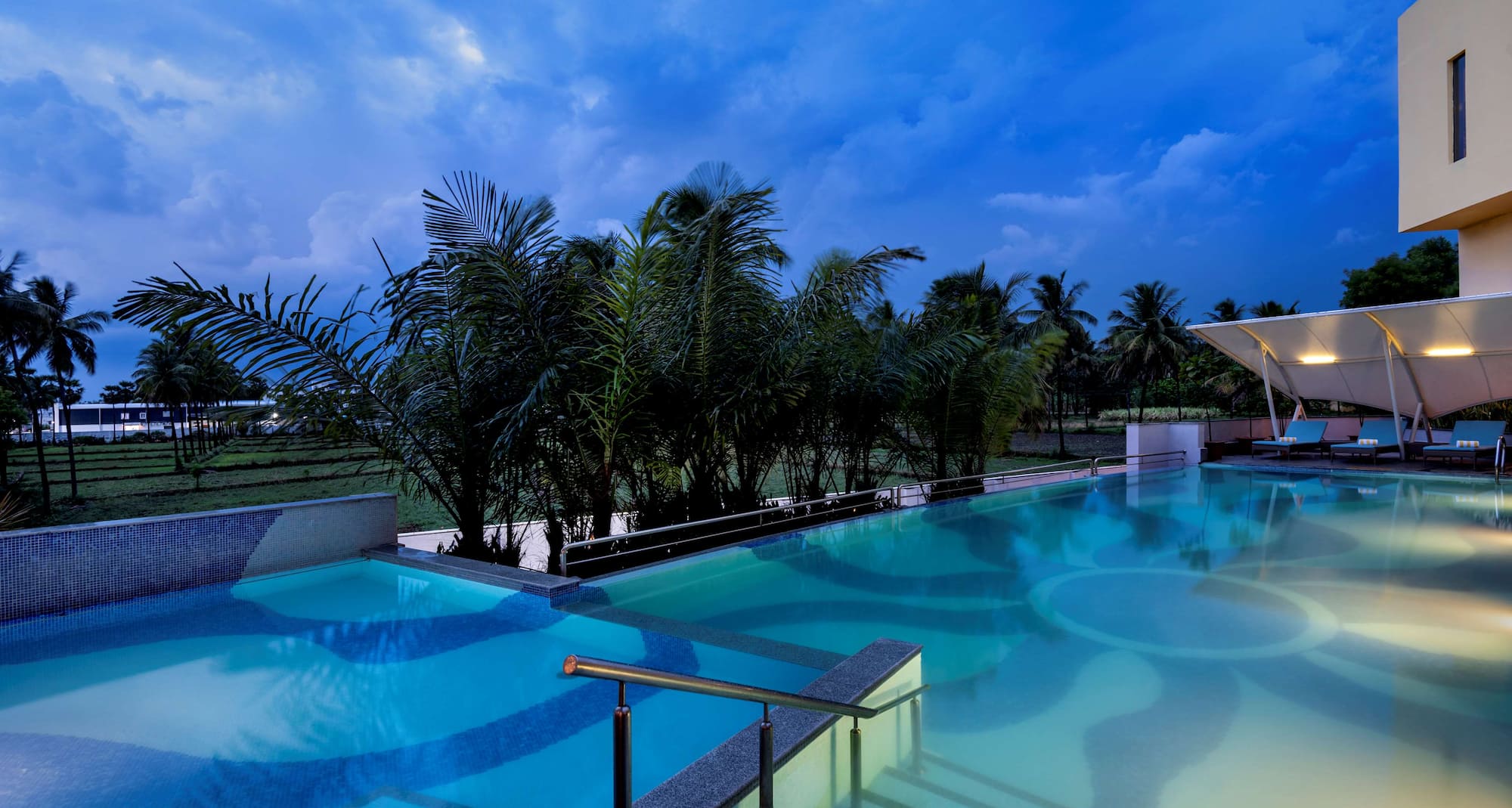 Radisson Hotel Salem - Swimming Pool - evening