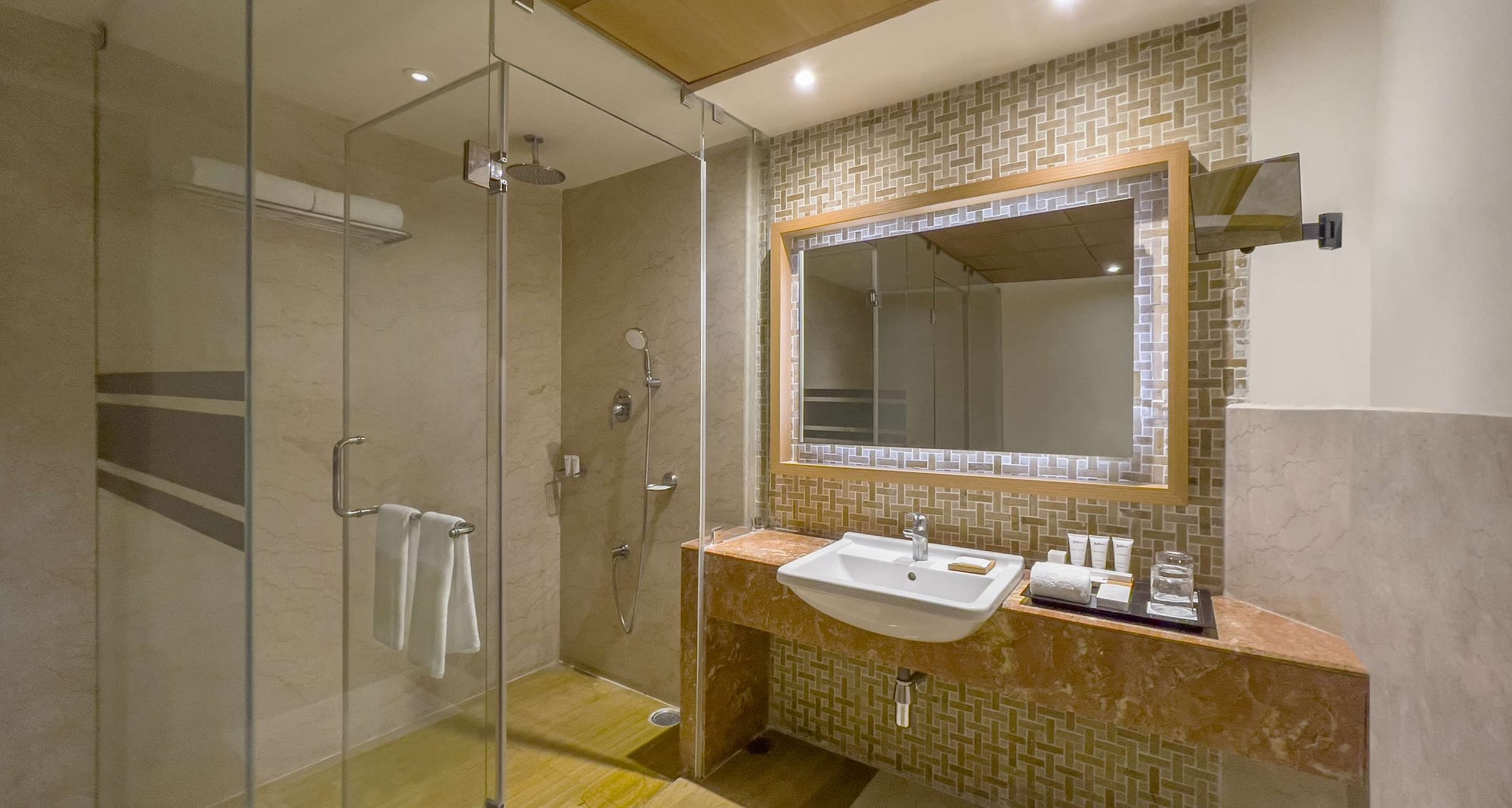 Radisson Hotel Salem - Junior Suite bathroom