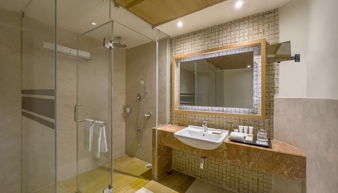 Radisson Hotel Salem - Junior Suite bathroom