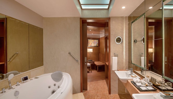 Radisson Hotel Salem - Presidential Suite rest room