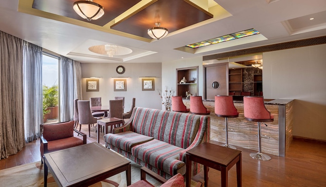 Radisson Hotel Salem - Presidential Suite Living Room