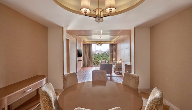 Radisson Hotel Salem - Executive Suite living & dining room