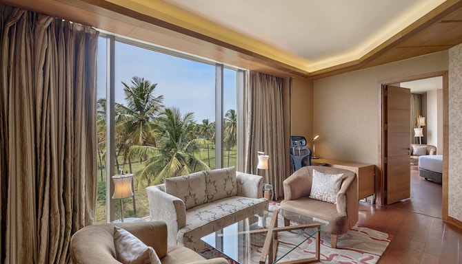 Radisson Hotel Salem - Junior Suite living room
