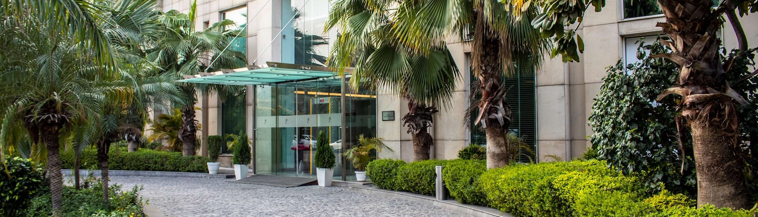 Radisson Hotel Sector 29 Gurugram - Exterior