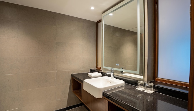 Radisson Hotel Sonamarg - Deluxe Bathroom
