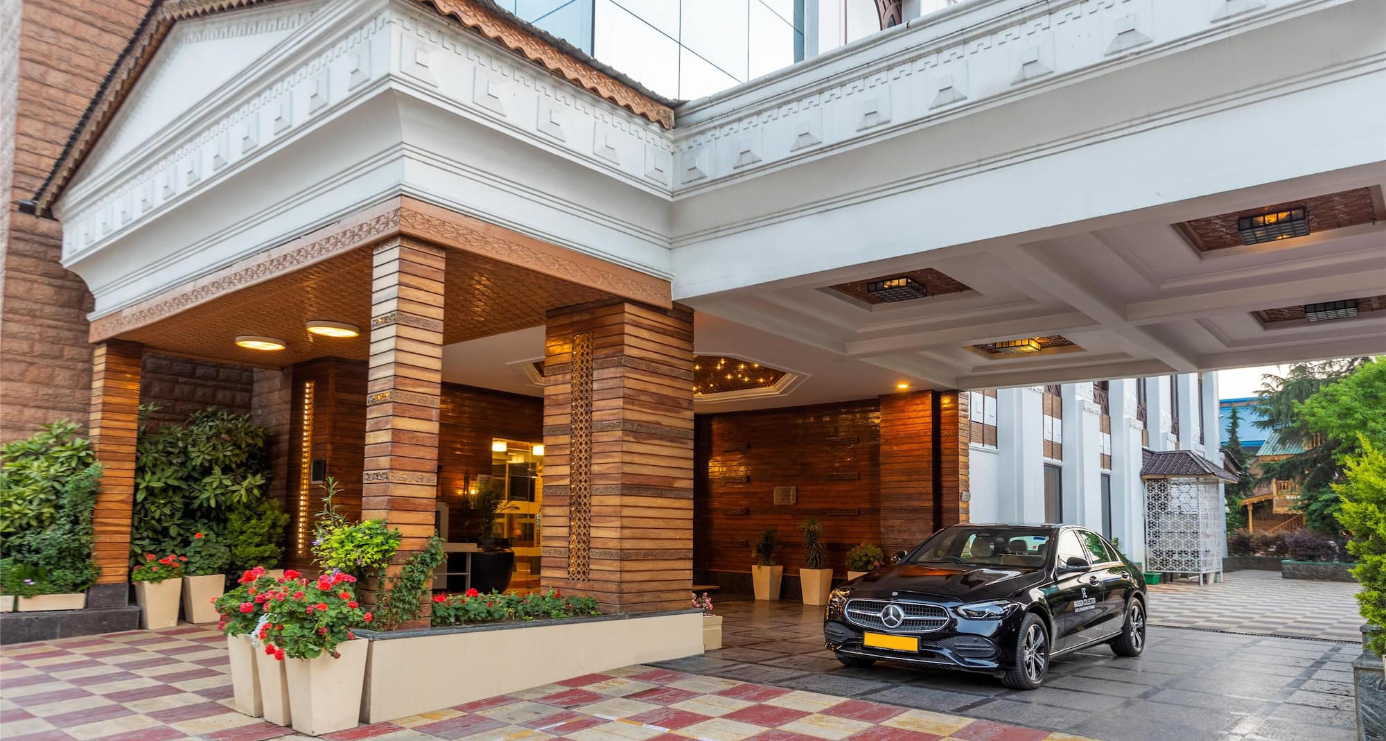 Radisson Hotel Srinagar - Main Porsche