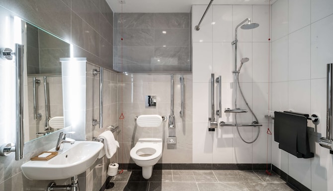Radisson Hotel & Suites Amsterdam South - Accessible bathroom