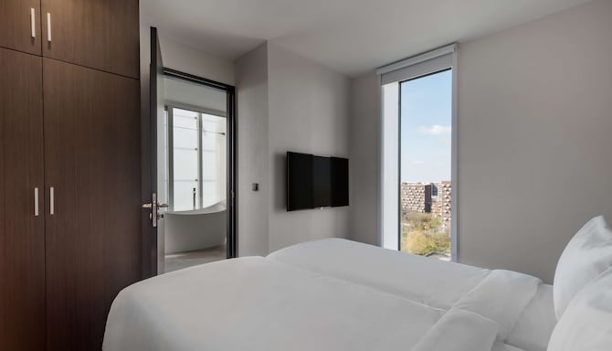 Radisson Hotel &amp; Suites Amsterdam South - Second bedroom with twin beds