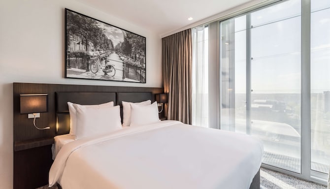 Radisson Hotel &amp; Suites Amsterdam South - Master bedroom