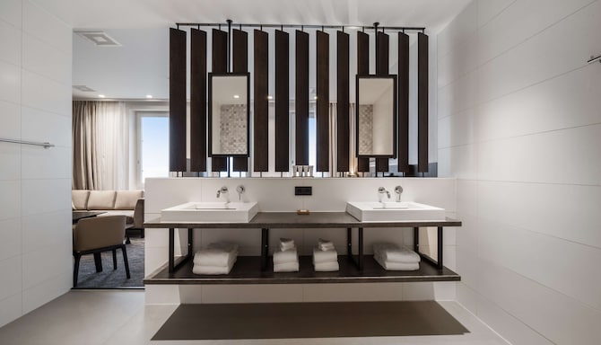 Radisson Hotel & Suites Amsterdam South - Premium Room - Bathroom