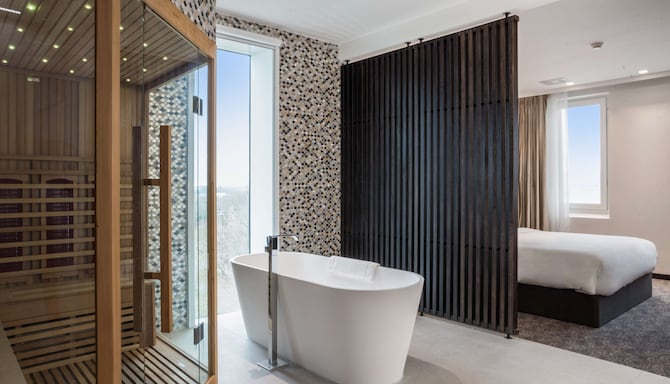 Radisson Hotel & Suites Amsterdam South - Superior Suite - Two Bedroom - bathroom and sauna