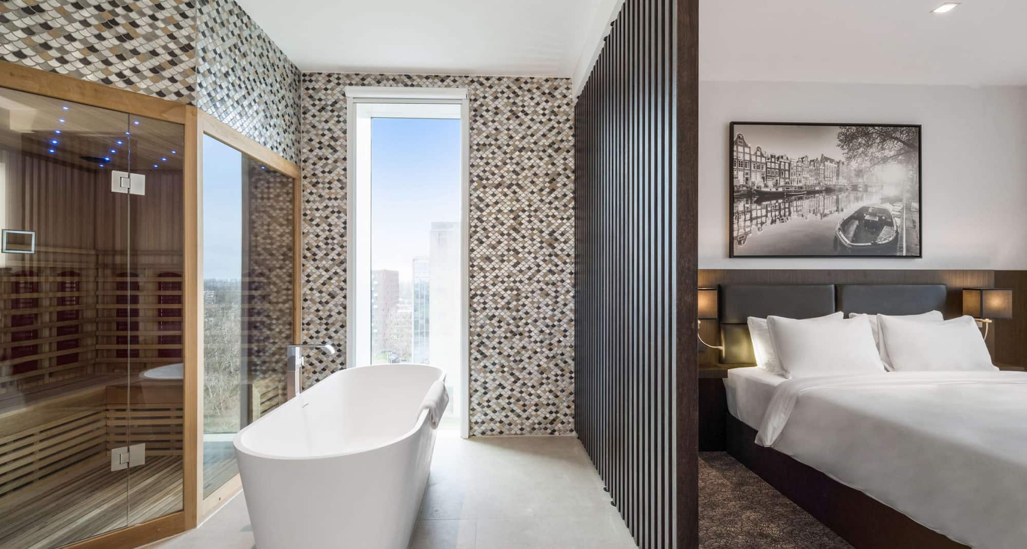 Radisson Hotel and Suites Amsterdam South - Superior Suite - Two Bedroom - bathroom and sauna