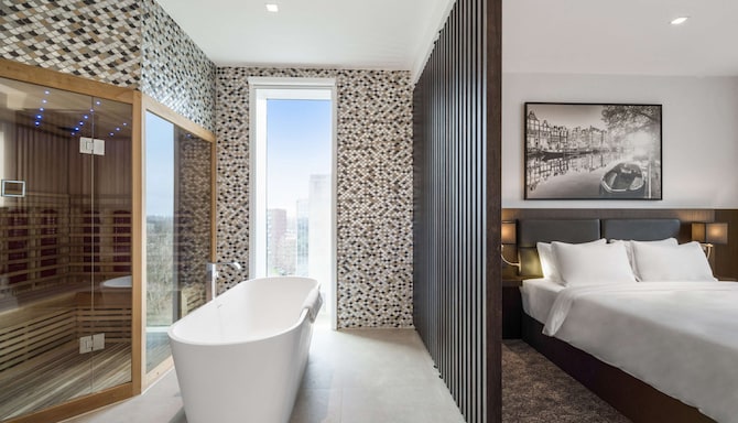 Radisson Hotel & Suites Amsterdam South - Superior Suite - Two Bedroom - bathroom and sauna