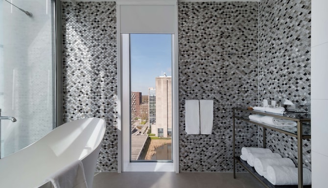 Radisson Hotel & Suites Amsterdam South - Two Bedroom Suite - Bathroom