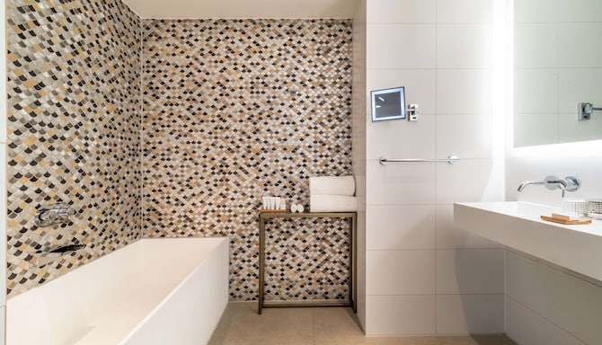Radisson Hotel & Suites, Amsterdam South - One Bedroom Suite - bathroom