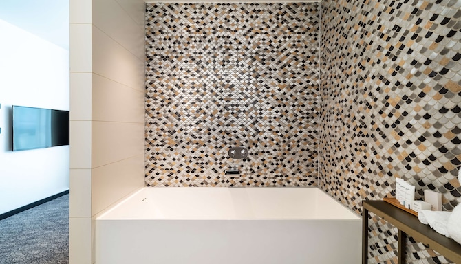 Radisson Hotel & Suites, Amsterdam South - One Bedroom Suite - bathroom