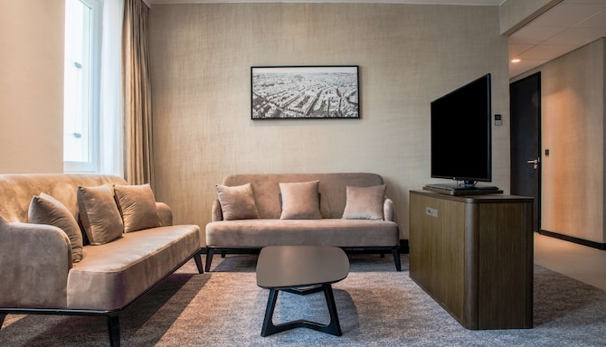 Radisson Hotel & Suites Amsterdam South - Superior Suite - Two Bedroom - living room