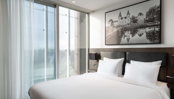 Radisson Hotel & Suites, Amsterdam South - One Bedroom Suite - Bedroom