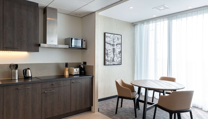 Radisson Hotel & Suites, Amsterdam South - One Bedroom Suite - Dining Area