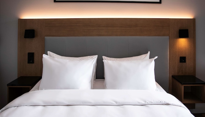 Radisson Hotel Suzhou - Guest room bed detail