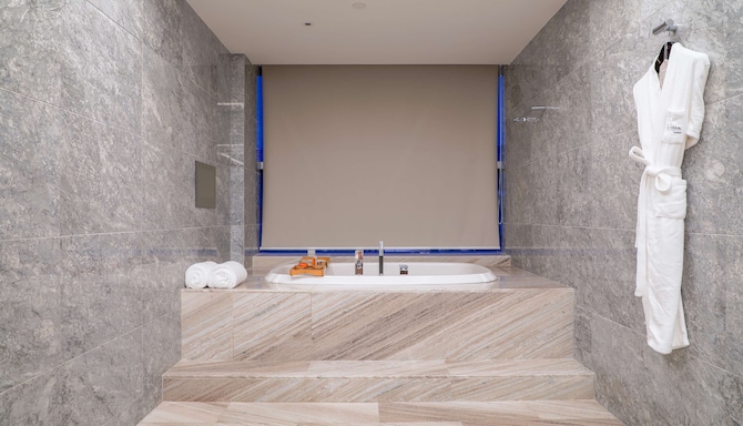 Radisson Hotel Suzhou - Specialty Suite bathroom