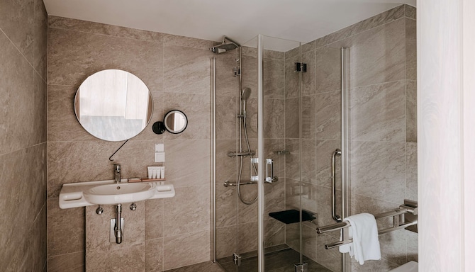 Radisson Hotel Szklarska Poreba - Accessible bathroom