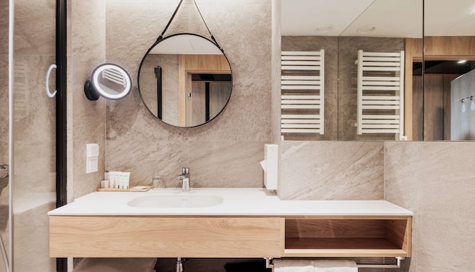 Radisson Hotel Szklarska Poręba - Suite with mountain view bathroom