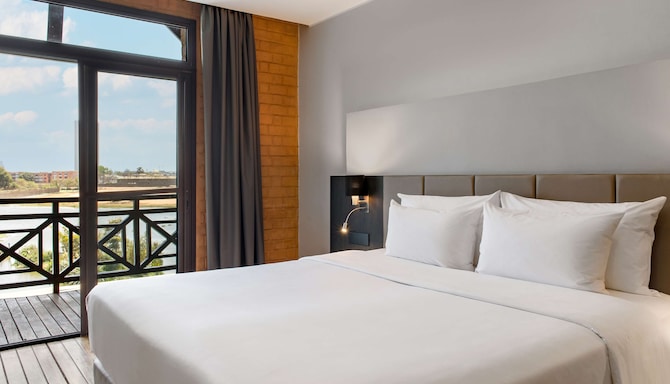 Radisson Hotel Tamboho Waterfront Antananarivo - Premium Room Lake View and Balcony
